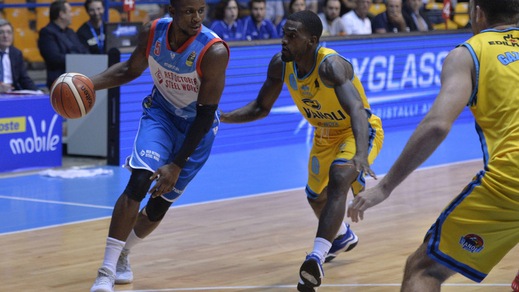 Cantù strapazza Cremona. Sassari cade a Torino