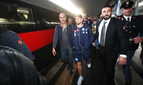 Il Napoli in treno verso Roma: la grande carica dei tifosi!