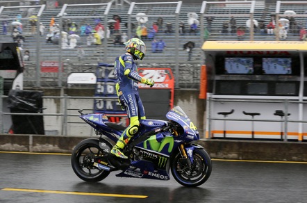 MotoGp Yamaha, brivido Rossi nelle libere: cade ma si rialza