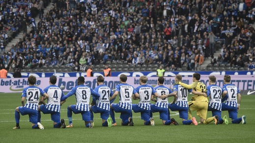 Hertha Berlino, tutti in ginocchio prima del match. Ecco perché