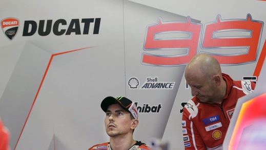 MotoGp, Lorenzo: «Zarco crede di giocare alla Playstation»