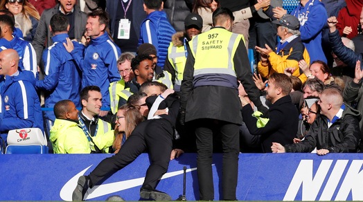 Conte, esultanza esagerata! Si tuffa tra i tifosi a Stamford Bridge