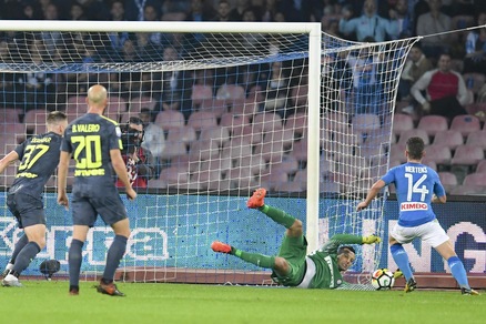 Serie A, Napoli-Inter 0-0: Handanovic show, primo pari per Mertens e compagni