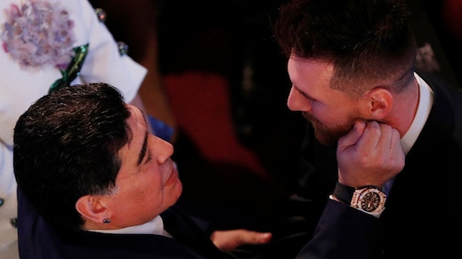 Maradona show a Londra, abbracci con Messi