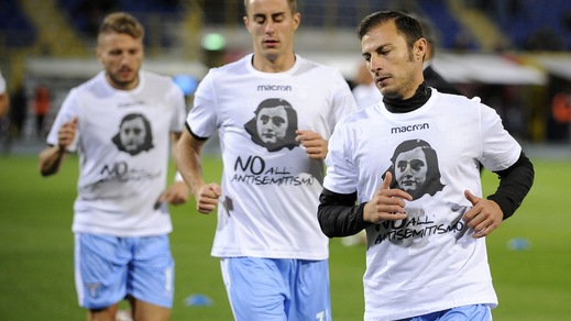 Lazio, riscaldamento con la maglia speciale dedicata ad Anna Frank