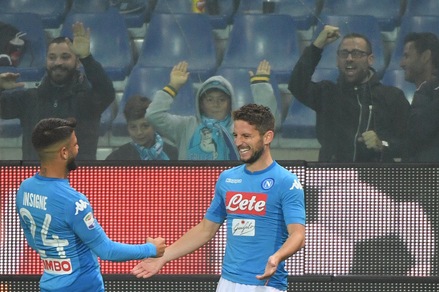 Serie A, Genoa-Napoli 2-3: Mertens, doppio capolavoro. Sarri torna in testa