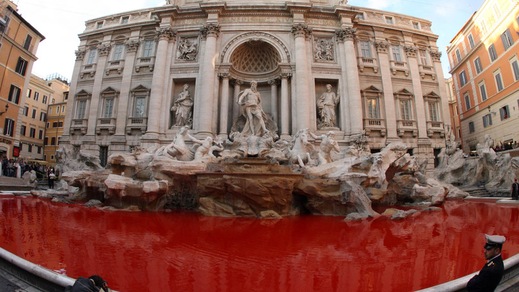 Roma, Fontana di Trevi colorata ancora di rosso