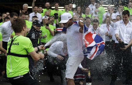 F1, Hamilton: festa fino all’alba per il titolo