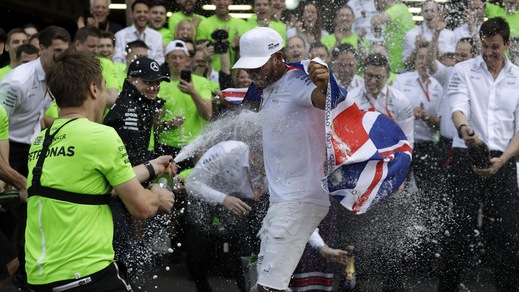 F1, Hamilton: festa fino all’alba per il titolo