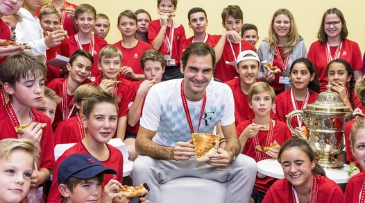 Tennis, Federer trionfa a Basilea e festeggia con una pizza