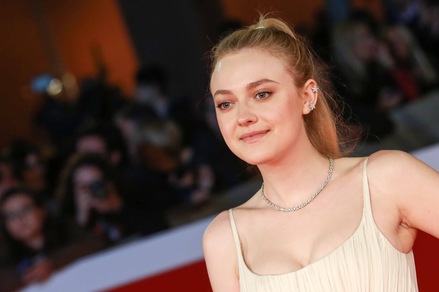 Dakota Fanning sfila in abito bianco alla Festa del Cinema