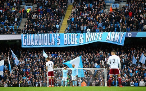 Tifosi del Manchester City aggrediti a Napoli: 4 feriti. Il questore: «Delirio di violenza»