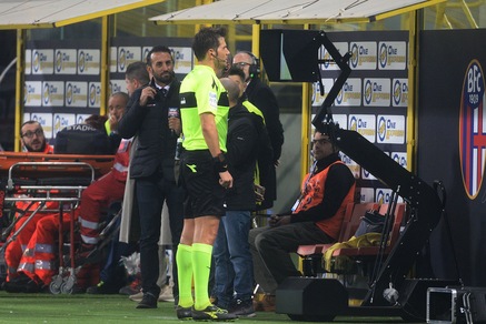 Var da record a Bologna: si gioca due minuti e poi interviene