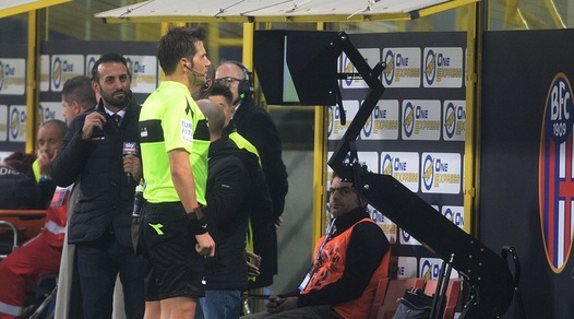 Var da record a Bologna: si gioca due minuti e poi interviene