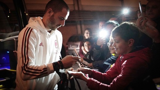 Milan, selfie e autografi con i tifosi a Reggio Emilia