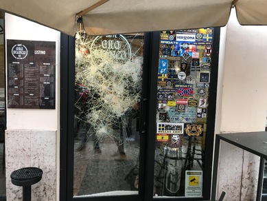 Napoli, i tifosi devastano un bar a Verona