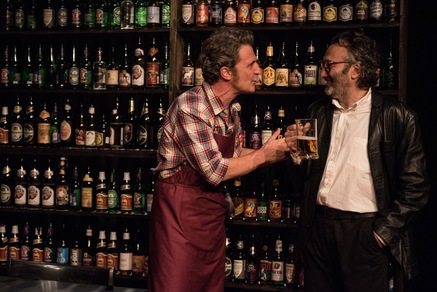 Birre e rivelazioni sul palco dell’Off/Off Theatre di Roma