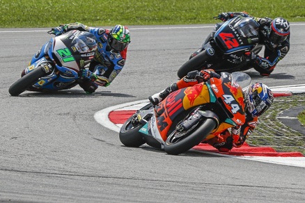 Moto2, Valencia: vince Oliveira davanti a Morbidelli