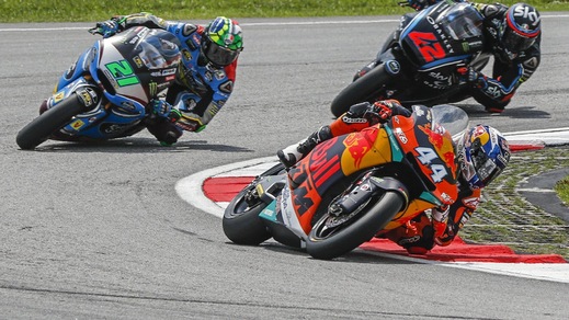 Moto2, Valencia: vince Oliveira davanti a Morbidelli