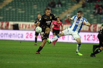 Serie B, Bari-Pescara 1-0: magia di Brienza. Grosso a -2 dalla vetta