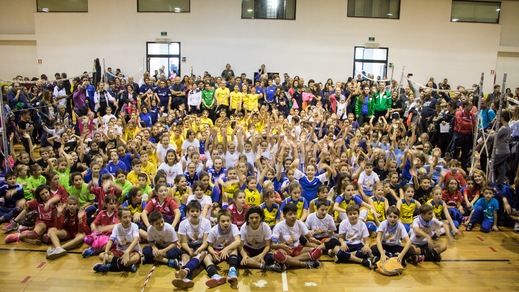 Volley: #iogiocoperché: 5 bambine romane vincono la maglia della Nazionale!