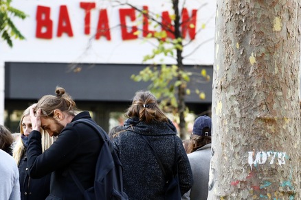Due anni fa la strage del Bataclan, Parigi ricorda le vittime