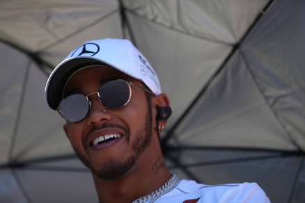 F1, Hamilton: «Troppo pochi 3 motori per 21 Gp»