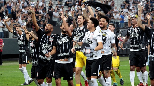 Corinthians sul tetto del Brasile: la squadra brinda in campo