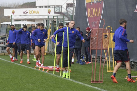 Roma, Strootman recupera dall'influenza, Pellegrini in vantaggio su Nainggolan