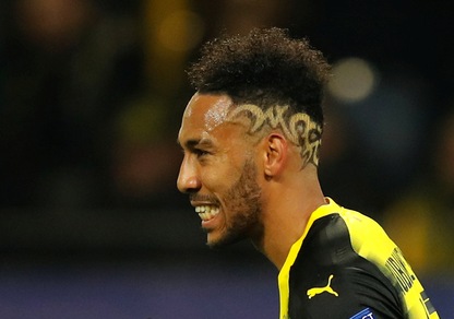 Aubameyang: il nuovo look porta fortuna... a metà