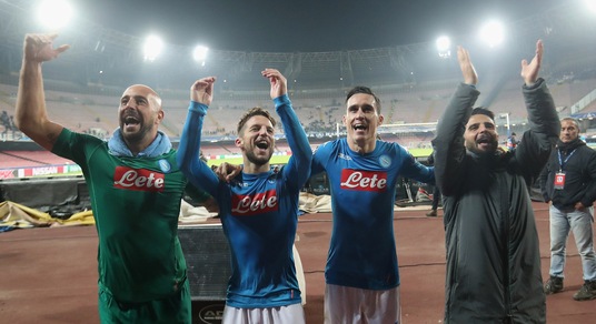 Napoli vince e fa festa: i giocatori sotto la curva