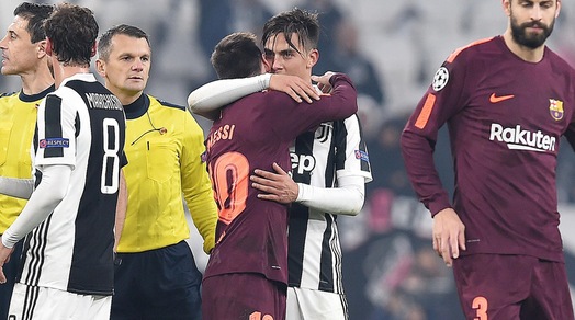 Juve-Barça, abbracci e sorrisi tra Messi e Dybala a fine partita