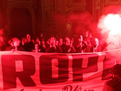 Europa League, i tifosi dell'Austria Vienna invadono Piazza Duomo