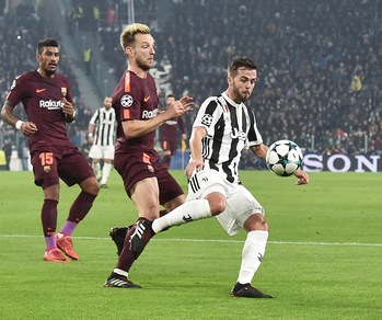 Pjanic applaude la Juventus: «Col Barcellona punto prezioso, ma ora occhio al Crotone»