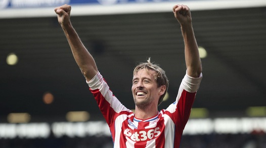 Stoke City, il ct Hughes corteggia Peter Crouch: «Spero rinnovi il contratto»