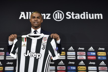 Bayern, Rummenigge: «In estate la Juve riscatterà Douglas Costa per 46 milioni»