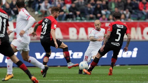 Serie B Bari-Foggia 1-0: Galano al 91' fa sognare Grosso