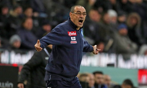 Napoli poco bello ma cinico, Sarri applaude: «A Udine gara tosta e campo indegno». E Insigne aspetta la Juve