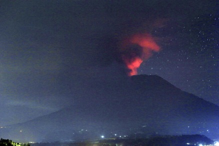 Paura a Bali per il vulcano Agung: si teme una grande eruzione