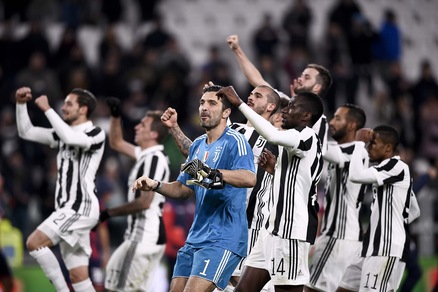 Juventus-Crotone: top & flop: Douglas in crescita, Alex Sandro in chiaroscuro