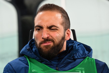 Higuain non può guidare, la fidanzata gli fa da autista