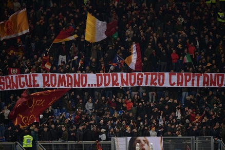 Roma, la Curva Sud sta con De Rossi: «Nostro capitano»