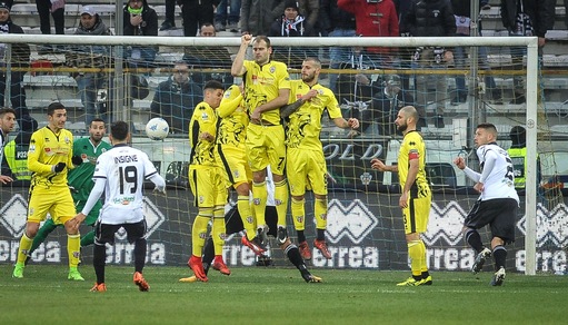 Serie B: il Parma aggancia il Bari, rallenta il Frosinone, Zeman si salva nel recupero
