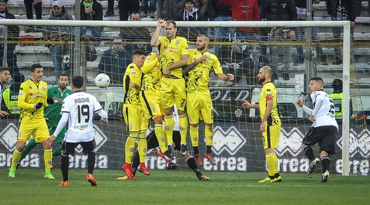 Serie B: il Parma aggancia il Bari, rallenta il Frosinone, Zeman si salva nel recupero