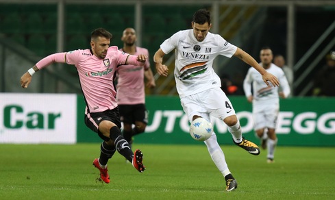 Serie B Palermo-Venezia 0-0. Rosanero momentaneamente in vetta