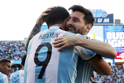 Messi sponsorizza Higuain: «Ai Mondiali deve esserci»