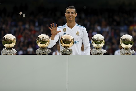 Real Madrid, Ronaldo mostra al Bernabeu i suoi 5 Palloni d'Oro