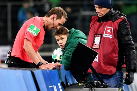 Bundesliga: giocatore espulso, dopo il Var richiamato dagli spogliatoi