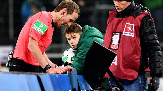 Bundesliga: giocatore espulso, dopo il Var richiamato dagli spogliatoi