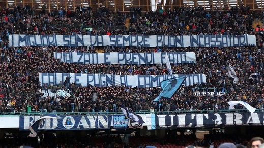 Lo striscione della Curva B per il Napoli: «Rialzati e prendi fiato»